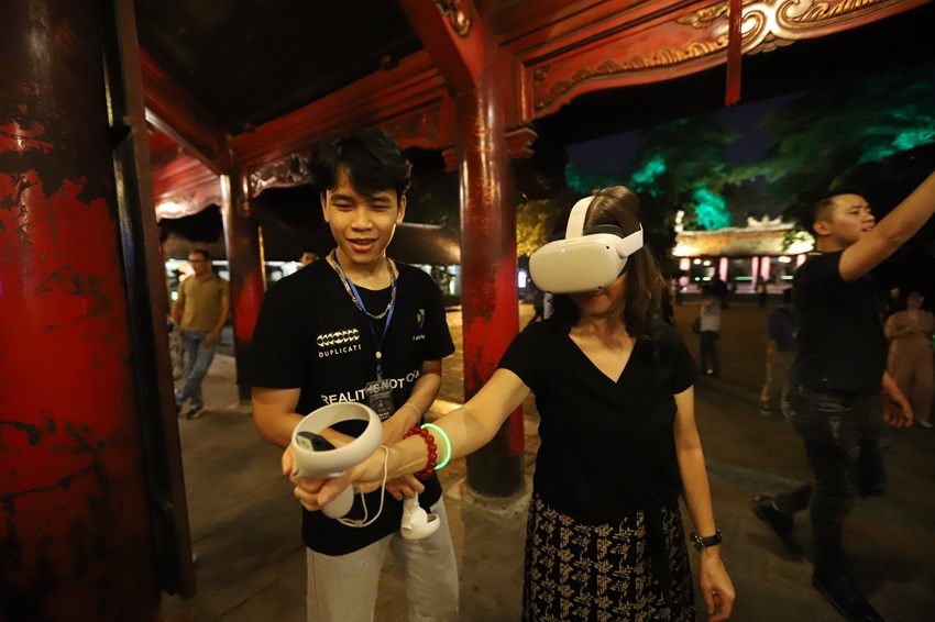 Visitors enjoy experiencing virtual reality technology in the Temple of Literature's indoor exhibition space.